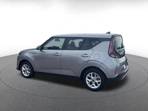 Used 2025 Kia Soul LX w/ LX Technology Package FWD image 8
