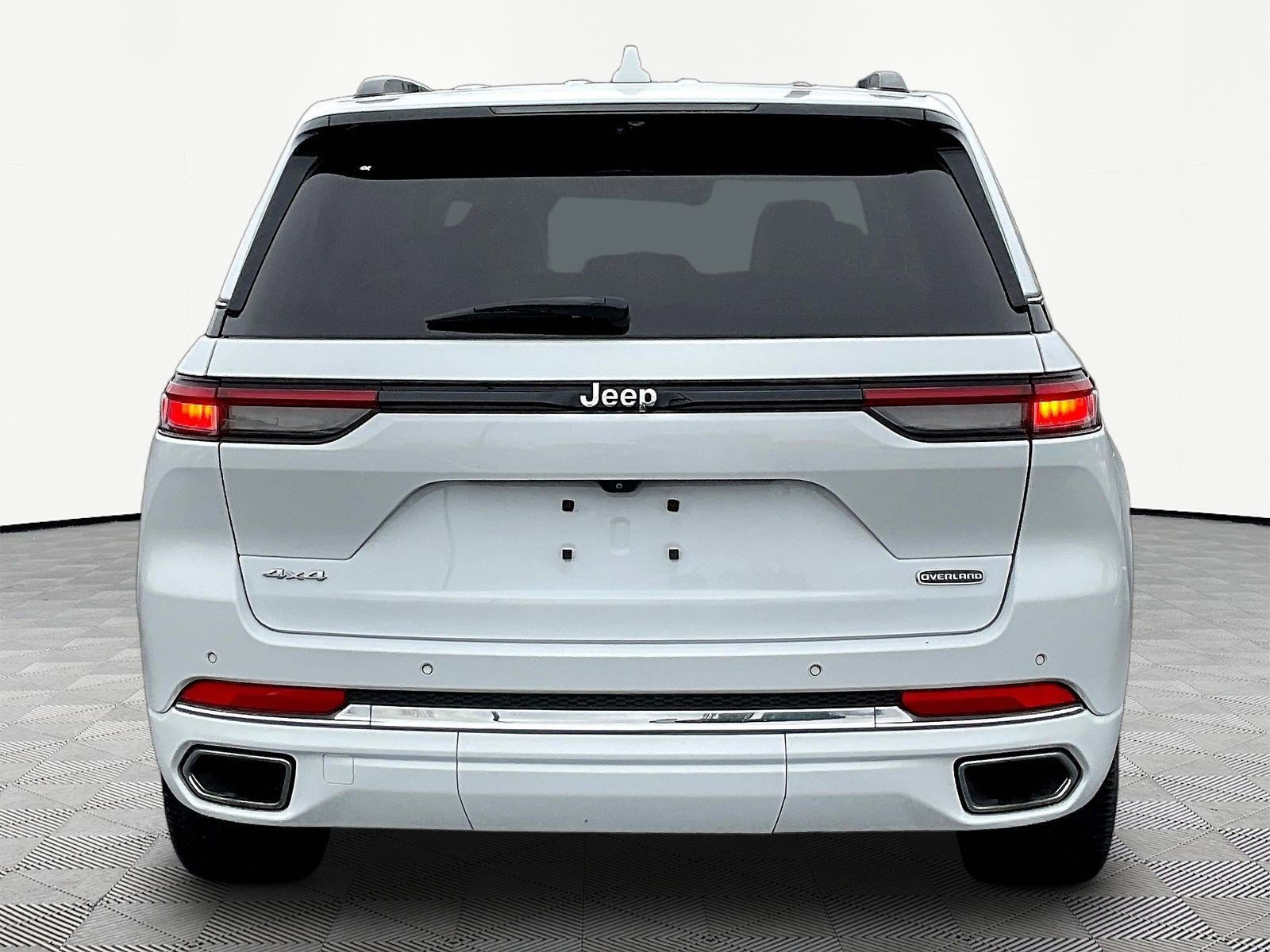 Used 2022 Jeep Grand Cherokee Overland w/ Luxury Tech Group IV AWD/4WD image 5
