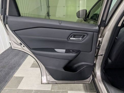 Used 2025 Nissan Rogue SL w/ Tech Package image 9