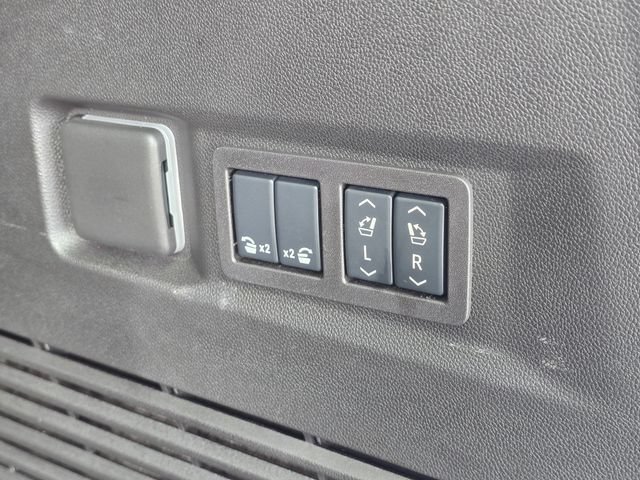 Used 2025 Chevrolet Tahoe Premier AWD/4WD image 13