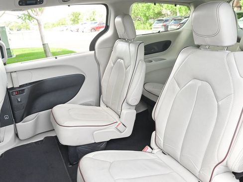 Used 2020 Chrysler Pacifica Limited image 16