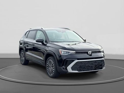New 2026 Volkswagen Taos SE FWD image 1
