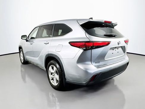 Used 2023 Toyota Highlander LE AWD/4WD image 4
