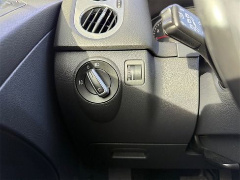 Used 2012 Volkswagen Tiguan S image 33