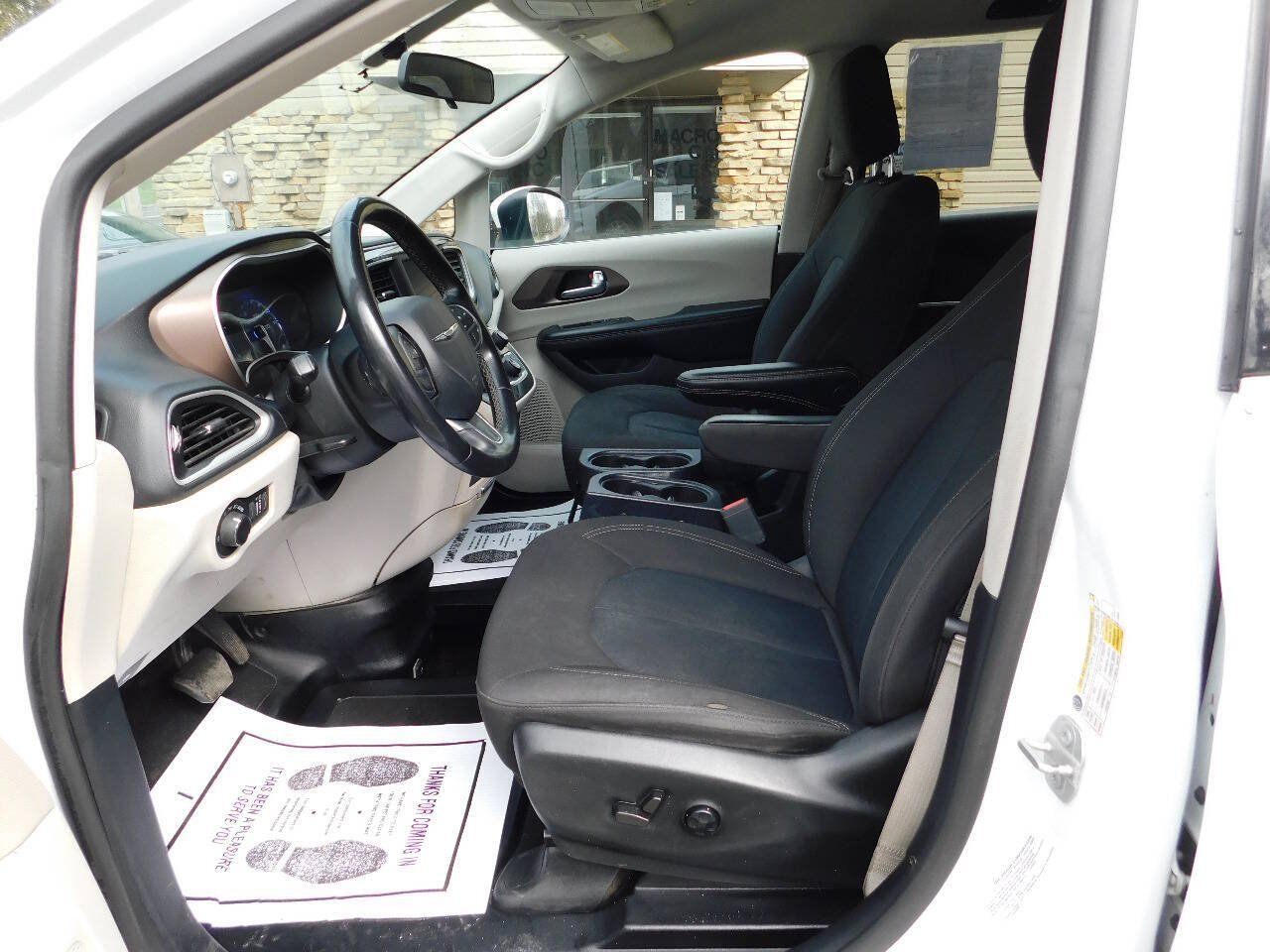 Used 2022 Chrysler Voyager LX FWD image 28