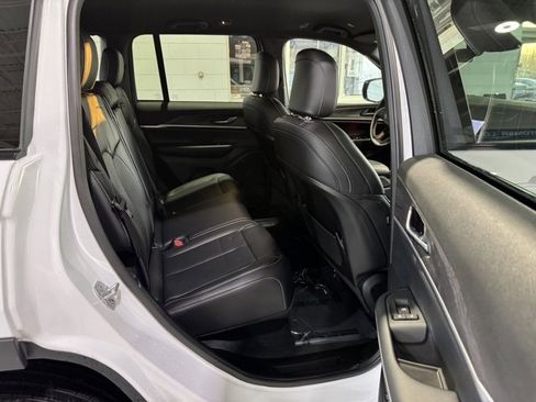 Used 2025 Jeep Grand Cherokee Limited image 12