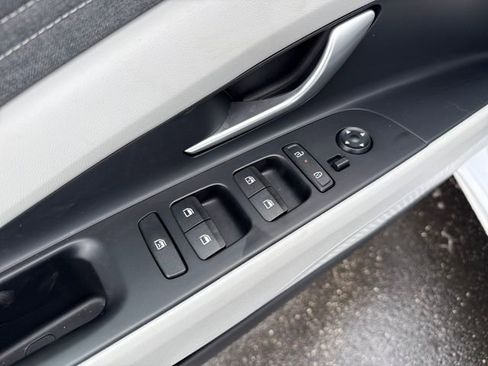 Certified 2025 Hyundai Elantra Limited image 11