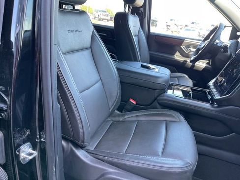 Used 2025 GMC Yukon XL Denali AWD/4WD image 17