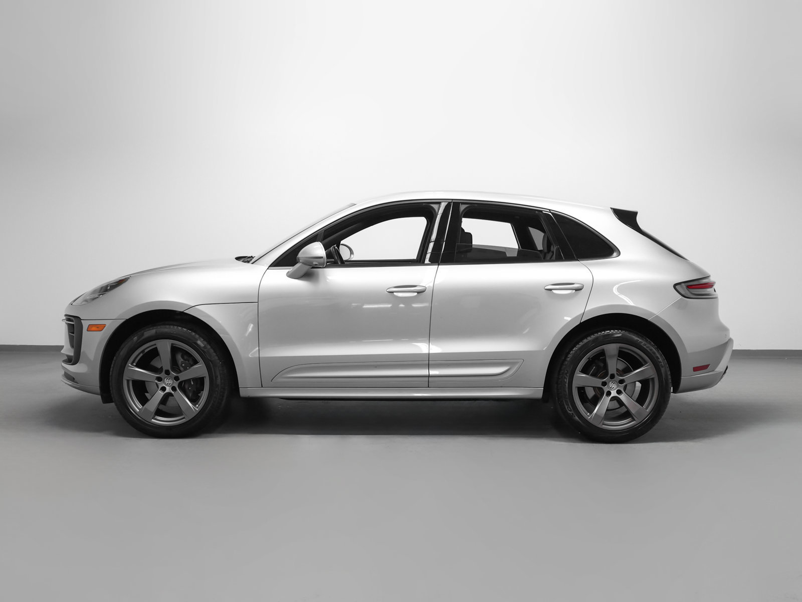 Certified 2023 Porsche Macan AWD/4WD image 2