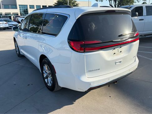 Used 2022 Chrysler Pacifica Touring-L AWD/4WD image 2