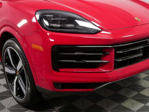 Certified 2024 Porsche Cayenne AWD/4WD image 40