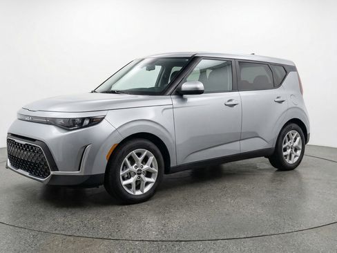 Used 2025 Kia Soul LX w/ LX Technology Package image 3