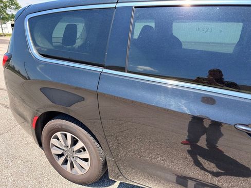 Used 2023 Chrysler Pacifica Touring-L FWD image 5