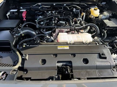 Certified 2025 Toyota Tacoma SR5 AWD/4WD image 30