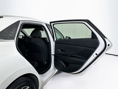 Used 2025 Hyundai Elantra SEL FWD image 31