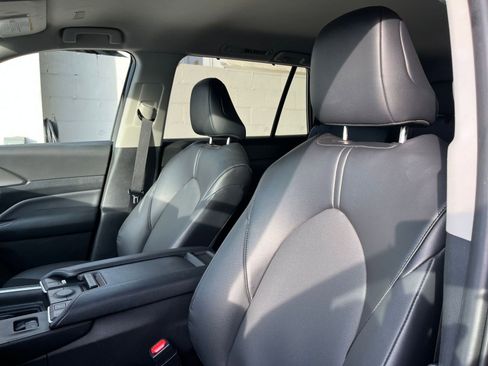 Used 2025 Toyota Grand Highlander LE image 36