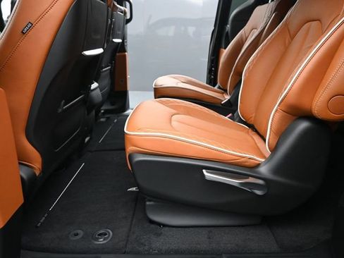 New 2026 Chrysler Pacifica Pinnacle image 13