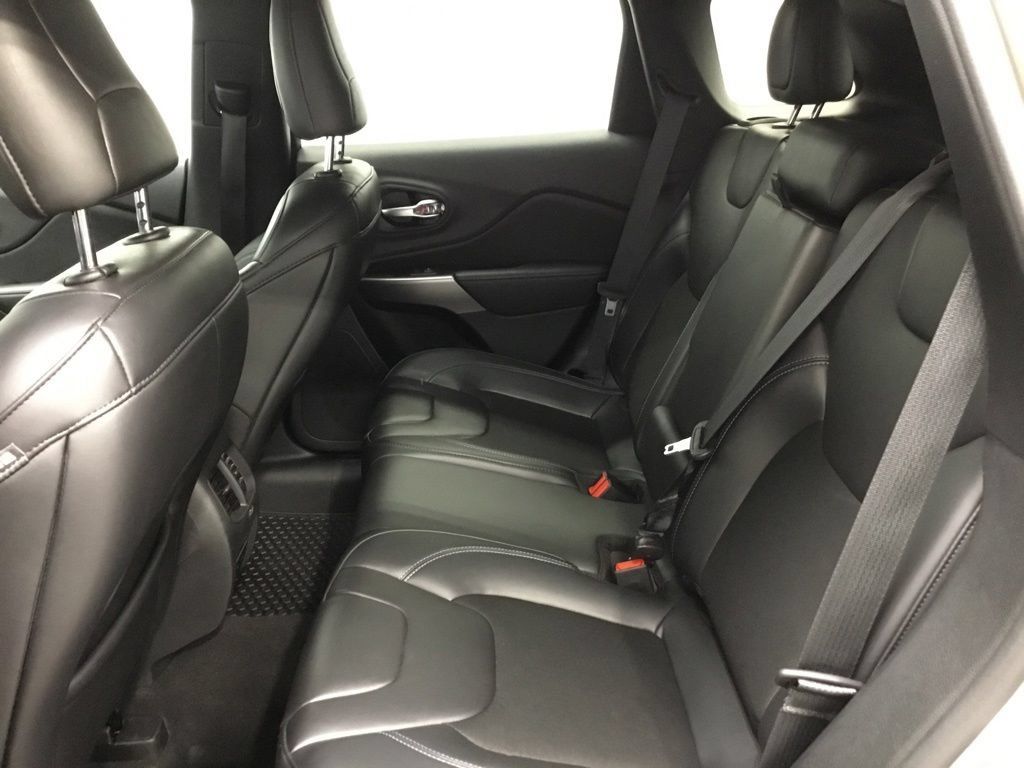 Used 2019 Jeep Cherokee Latitude Plus w/ Cold Weather Group AWD/4WD image 33