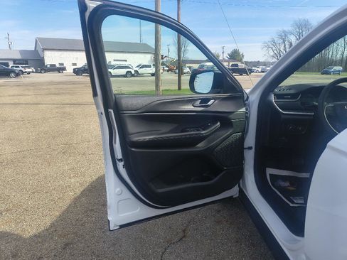 Used 2024 Jeep Grand Cherokee L Altitude image 12