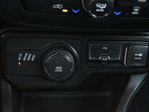 Used 2023 Jeep Renegade Latitude AWD/4WD image 29