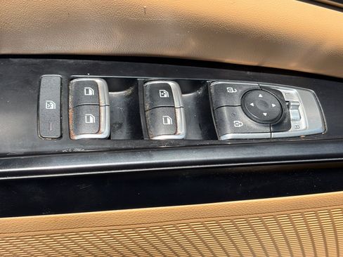 Used 2023 Kia Carnival LX FWD image 8