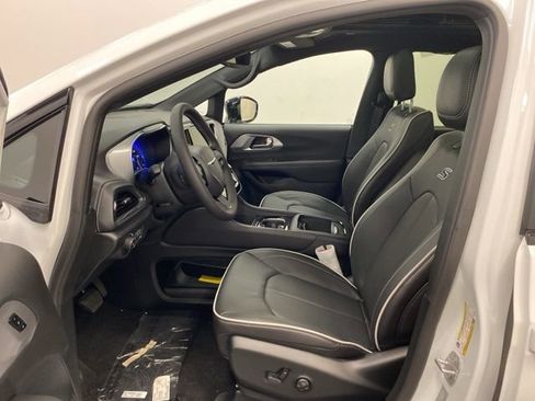 Used 2026 Chrysler Pacifica Limited w/ S Appearance Package image 8