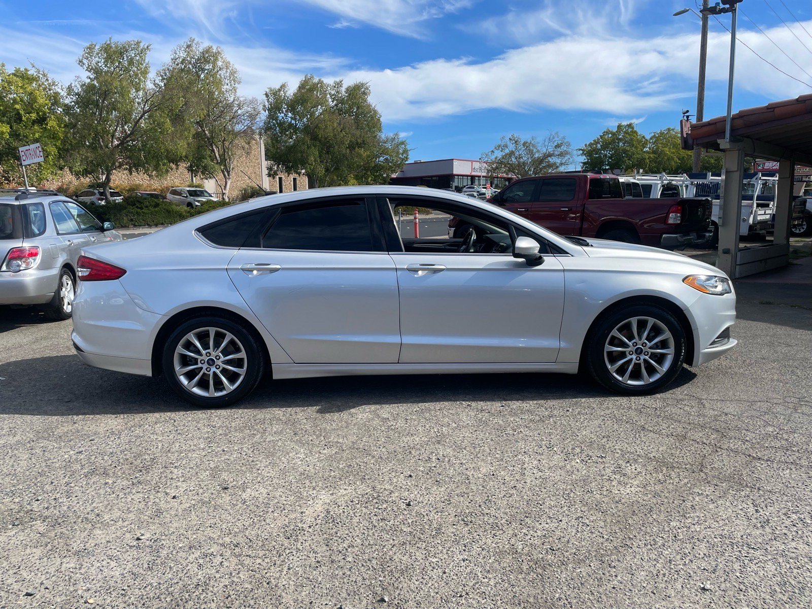 Used 2017 Ford Fusion SE FWD image 6
