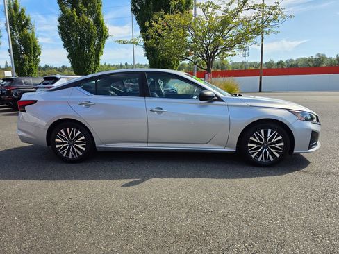 Used 2024 Nissan Altima 2.5 SV FWD image 6