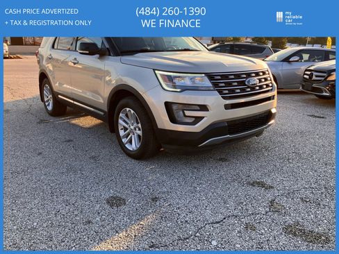 Used 2017 Ford Explorer XLT image 3