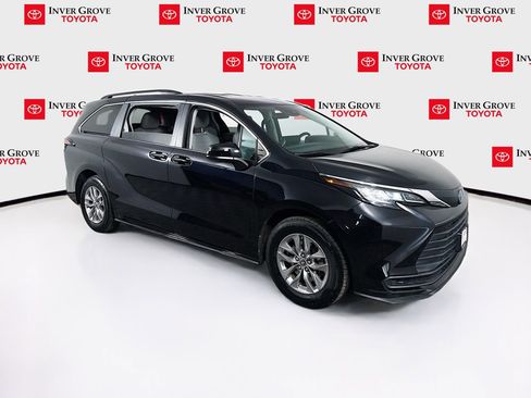 Used 2022 Toyota Sienna LE AWD/4WD image 3