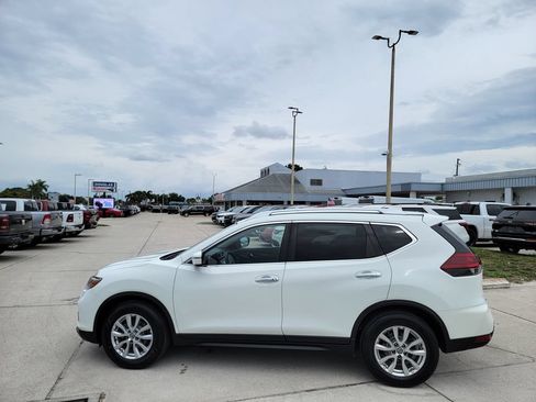 Used 2020 Nissan Rogue SV FWD image 2