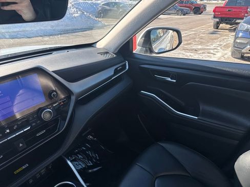 Used 2023 Toyota Highlander XLE image 32