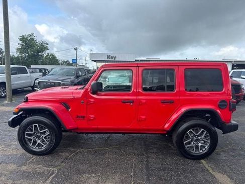 Used 2025 Jeep Wrangler Unlimited Sahara AWD/4WD image 6