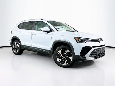 Used 2025 Volkswagen Taos SE w/ Panoramic Sunroof Package AWD/4WD image 2