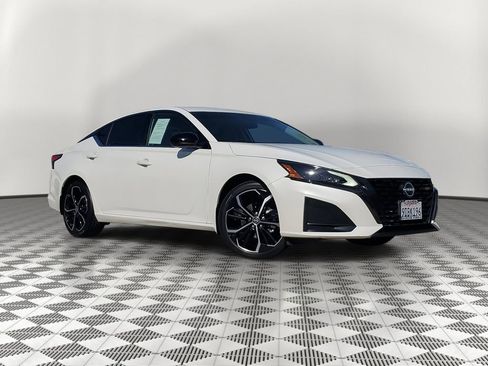Used 2023 Nissan Altima 2.5 SR image 2