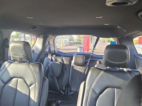 Used 2025 Chrysler Pacifica Select FWD image 2