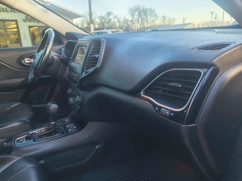 Used 2020 Jeep Cherokee Latitude Plus image 37