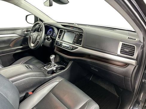 Used 2019 Toyota Highlander XLE AWD/4WD image 28