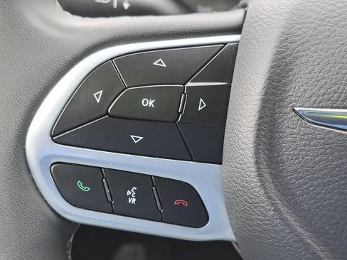 Used 2024 Chrysler Pacifica Limited FWD image 23