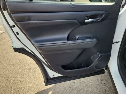 Used 2021 Toyota Highlander XLE AWD/4WD image 14
