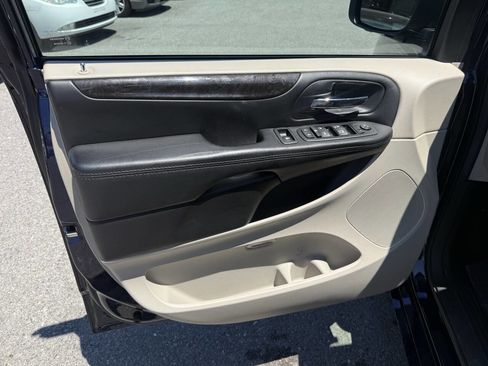 Used 2014 Dodge Grand Caravan SXT w/ UConnect Hands-Free Group FWD image 11
