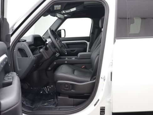 Certified 2025 Land Rover Defender 110 X-Dynamic SE AWD/4WD image 5