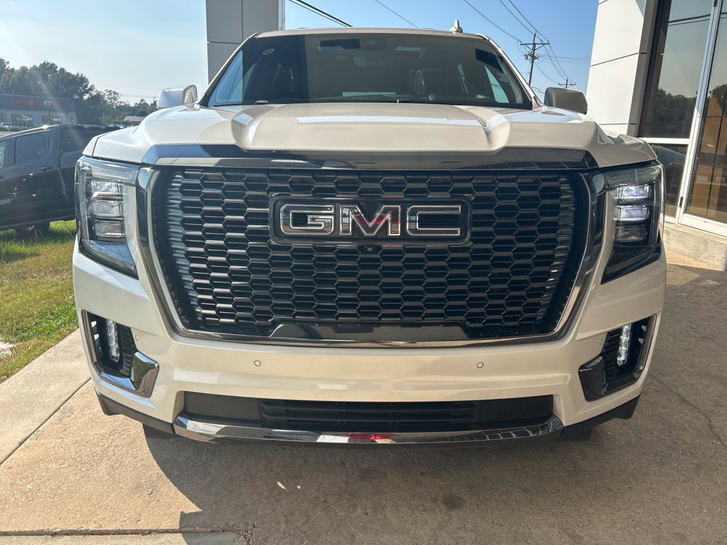 Used 2024 GMC Yukon XL Denali Ultimate AWD/4WD image 3