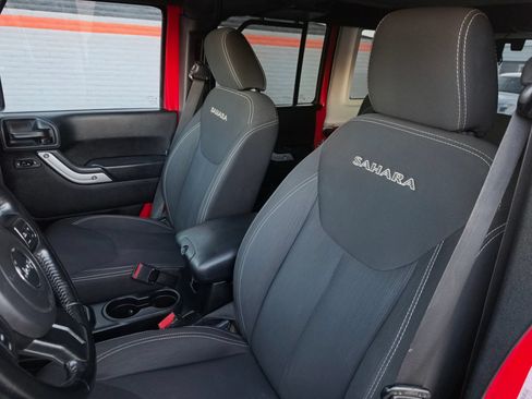 Used 2018 Jeep Wrangler Unlimited Sahara AWD/4WD image 15