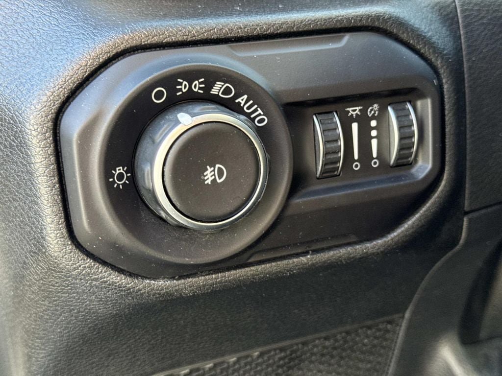 Used 2018 Jeep Wrangler Unlimited Sport S AWD/4WD image 28