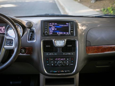 Used 2013 Chrysler Town & Country Touring-L w/ Driver Convenience Group FWD image 21