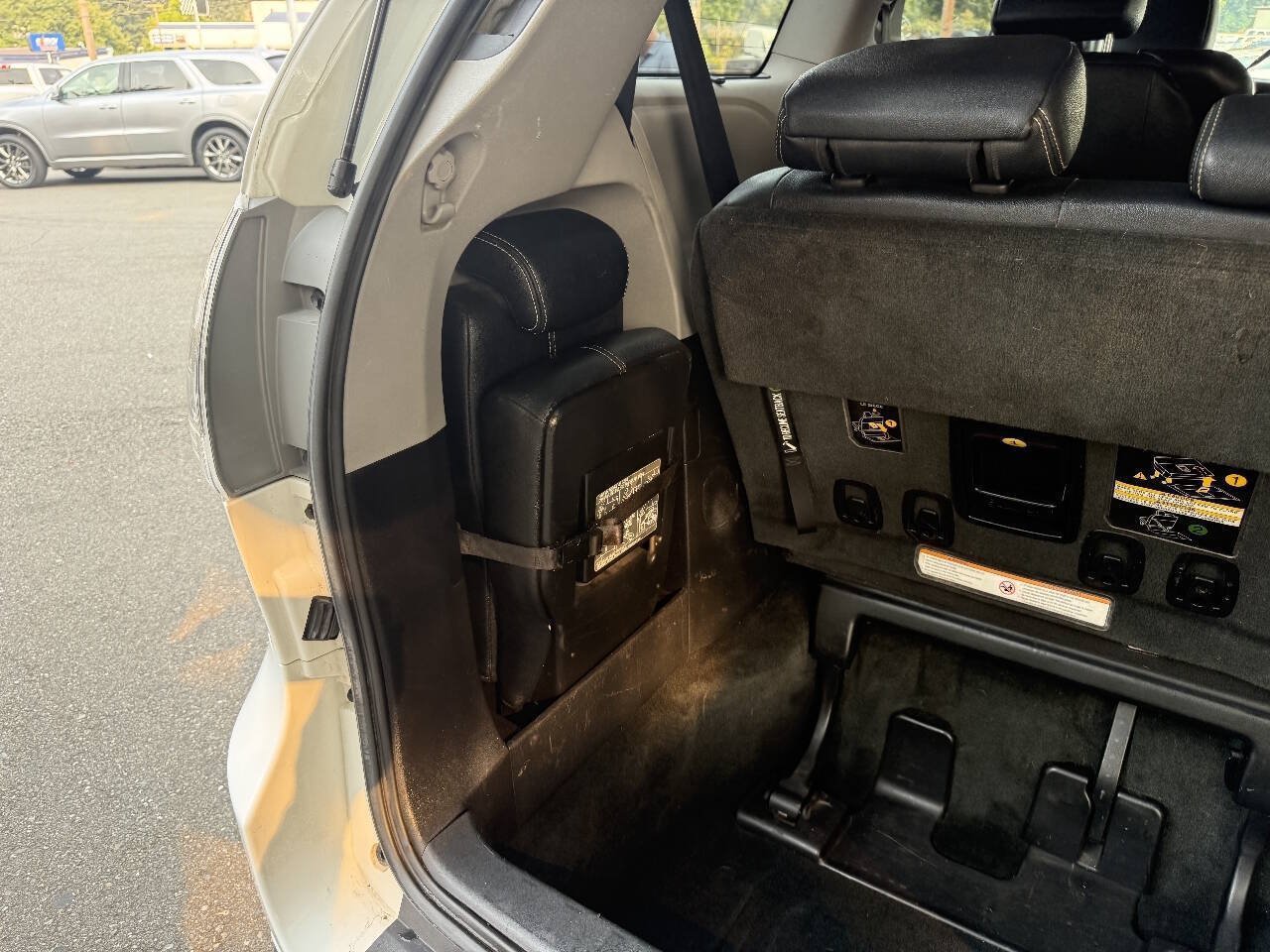 Used 2017 Toyota Sienna SE Premium FWD image 9