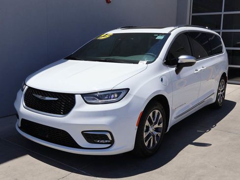 Used 2025 Chrysler Pacifica Pinnacle FWD image 1