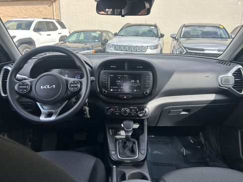 Used 2025 Kia Soul LX w/ LX Technology Package FWD image 32