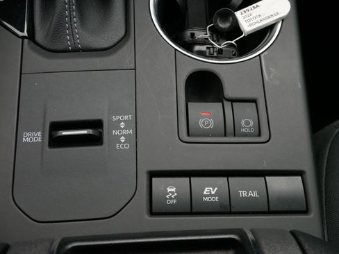 Certified 2022 Toyota Highlander LE image 28